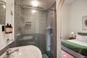 Shower, hair dryer, towels, shampoo