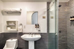 Shower, hair dryer, towels - Santa Casa | Iconic Queen Room Ground Floor (Ciudad de México)