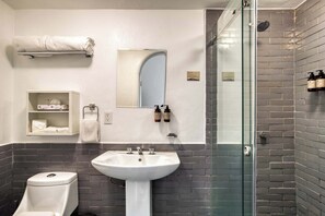 Dusche, Haartrockner, Handtücher, Shampoo
