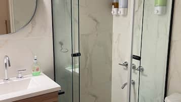 Serviettes fournies, savon, shampoing, papier toilette