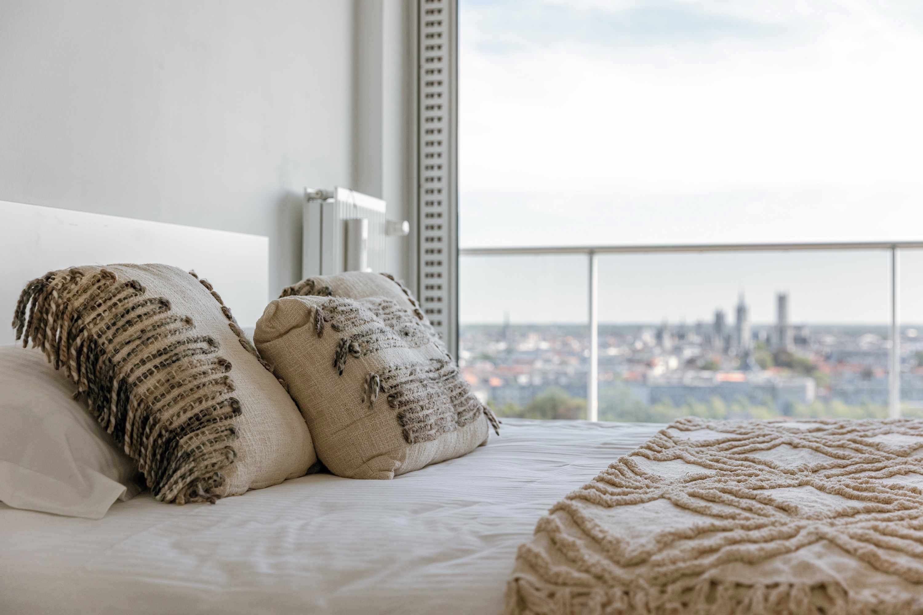 2 slaapkamers, een bureau, een strijkplank/strijkijzer, reisbedje