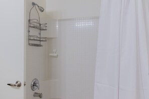 Een haardroger, handdoeken