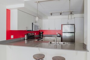 Een koelkast, een microgolfoven, een oven, een vaatwasser