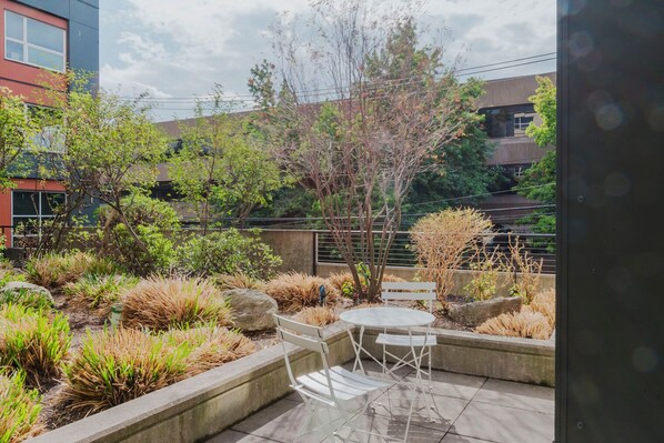 Outdoor dining - Luxe Lower Queen Anne 1BR w/ Gym, W/D & Lounge, by Blueground (Seattle)