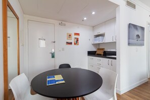 Comfort Quadruple Room | Dining - LFlats Hotel Oscar Freire Hosp. Clínicas (São Paulo)