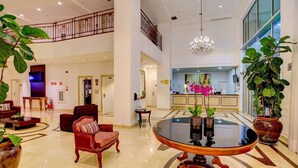 A spacious lobby with a grand chandelier, a reception desk, and a staircase. - LFlats Hotel Oscar Freire Hosp. Clínicas (São Paulo)