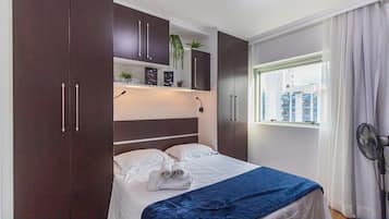 Quarto quádruplo conforto | Quartos à prova de som, ferros/tábuas de passar roupa, Wi-Fi de cortesia