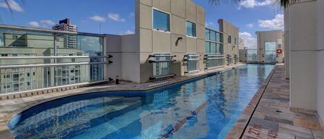 สระว่ายน้ำกลางแจ้ง