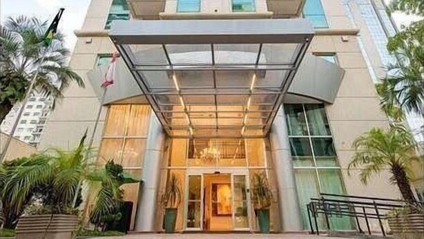 A tall hotel with a modern design, featuring a prominent entrance with steps leading up to it. - LFlats Hotel Oscar Freire Hosp. Clínicas (São Paulo)