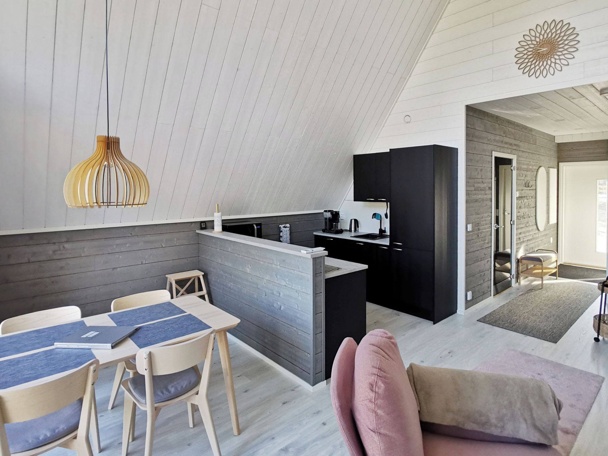Un interior moderno con comedor, cocina y una zona de estar acogedora.