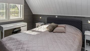 1 bedroom, travel crib, internet