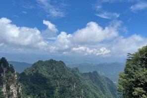 View from property - Tianzishan Inn (Zhangjiajie)