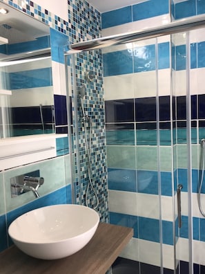 Séchoir à cheveux, bidet, serviettes fournies, savon