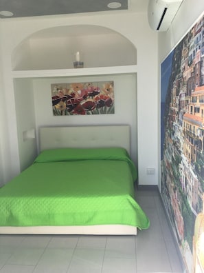 1 dormitorio, tabla de planchar con plancha, wifi y ropa de cama
