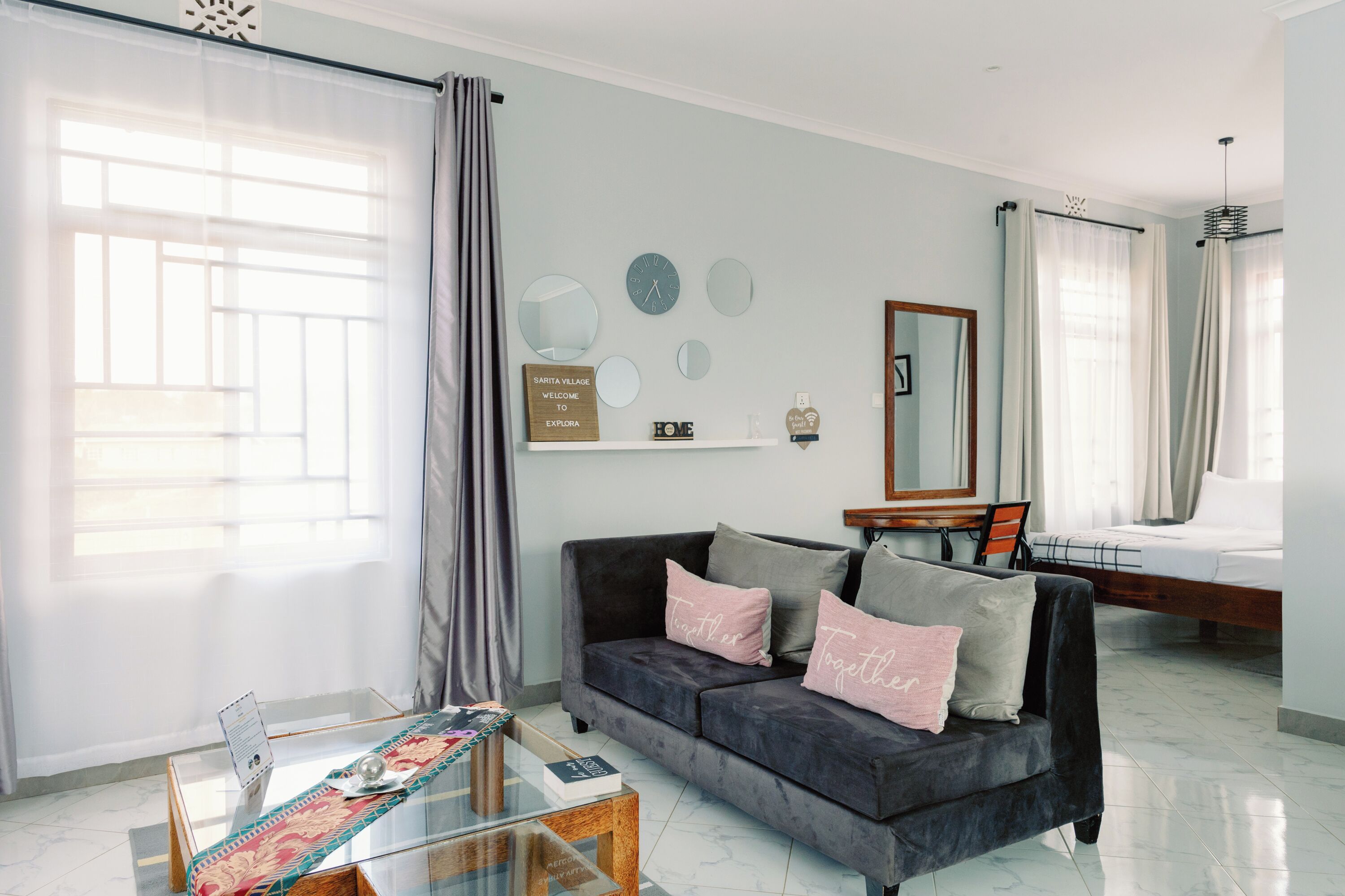 Tabla de planchar con plancha, wifi y ropa de cama 