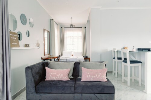 Sarita Village Homes- Cozy studio suite with a full kitchen and sitting area