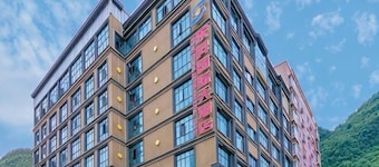 Donglan Dongsheng International Grand Hotel (Wei Baqun Memorial Hall Cultural Square)