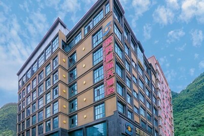 Donglan Dongsheng International Grand Hotel (Wei Baqun Memorial Hall Cultural Square)