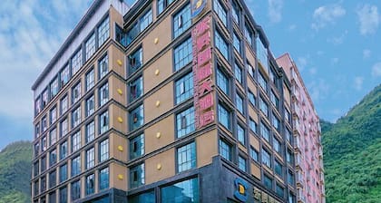 Donglan Dongsheng International Grand Hotel (Wei Baqun Memorial Hall Cultural Square)