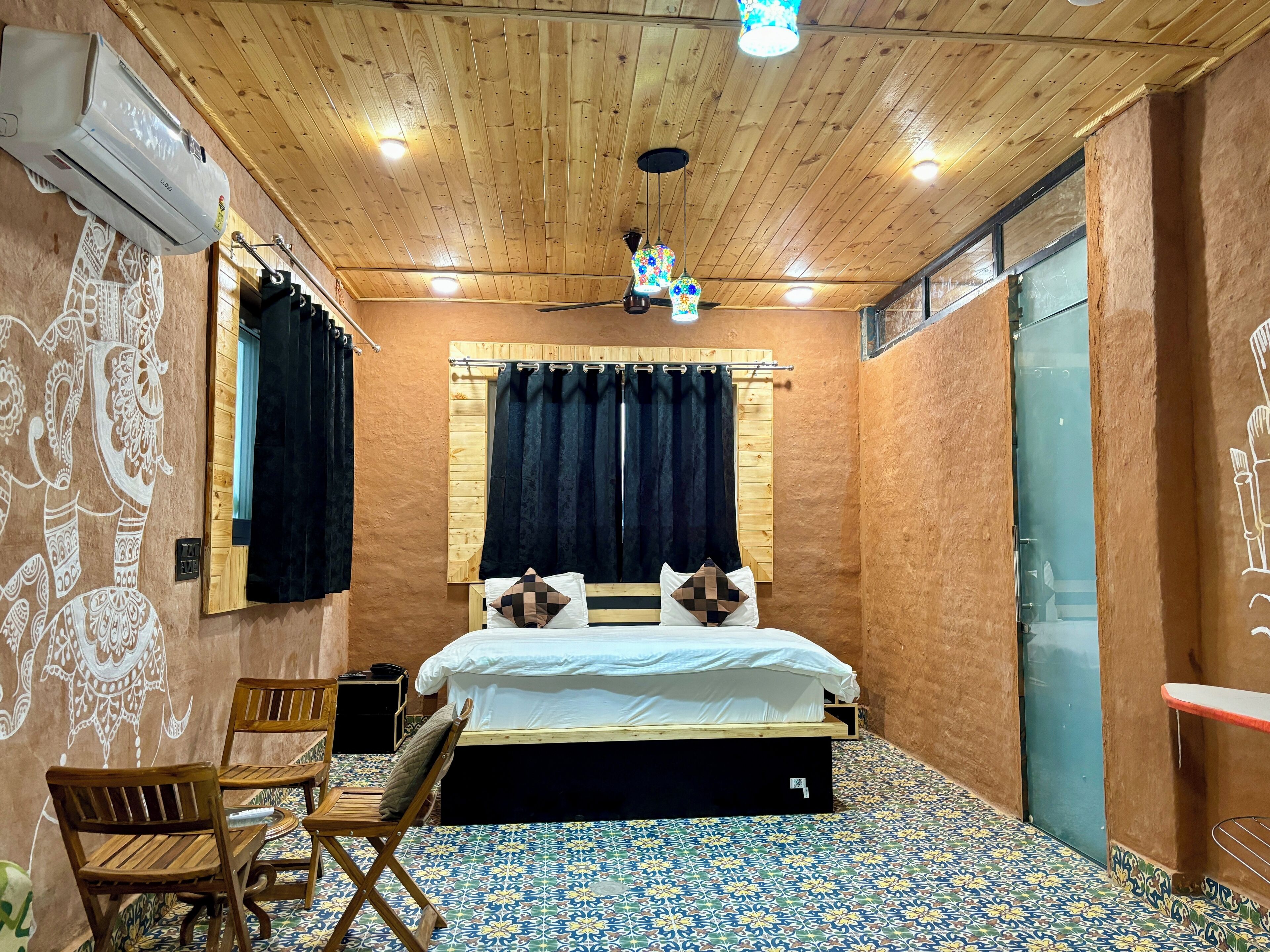 Una stanza con un letto, mobili in legno, una ventola a soffitto e piastrelle a motivi.