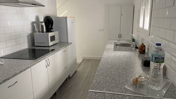 Geladeira, micro-ondas, cooktop, cafeteira/chaleira