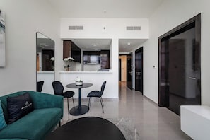 Comfort appartement, 1 slaapkamer, balkon, uitzicht op de stad | Woonkamer | Een 50-inch smart-tv met digitale zenders
