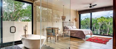 5 bedrooms, iron/ironing board, WiFi, bed sheets