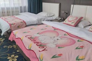 Desk, blackout drapes, bed sheets - Manzhouli Crown Inn (Manzhouli)