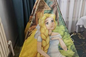Una habitación con una cama, una ventana y una cortina.