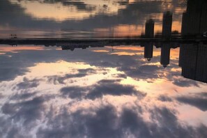 Reflejo de nubes y edificios en el agua.