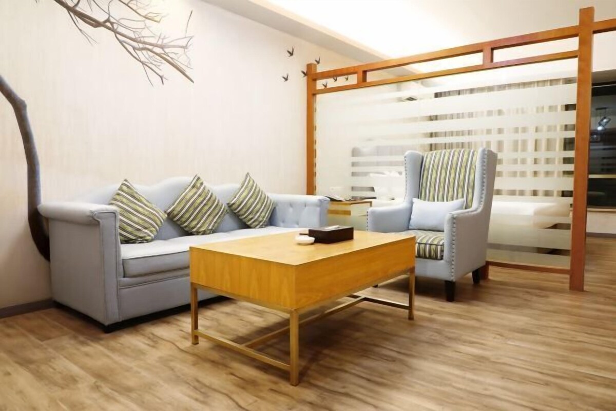Een moderne woonkamer met een bank, fauteuil en salontafel.