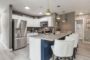 Kühlschrank, Mikrowelle, Ofen, Geschirrspüler