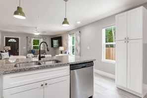 Kühlschrank, Mikrowelle, Ofen, Geschirrspüler