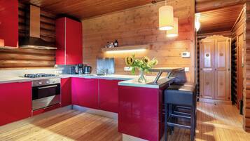 Four, plaque de cuisson, cafetière/bouilloire, chaise haute