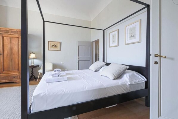 4 bedrooms, desk, iron/ironing board, free WiFi