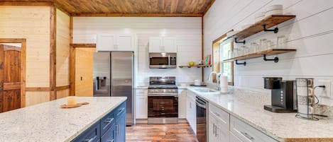 Fridge, microwave, stovetop, dishwasher