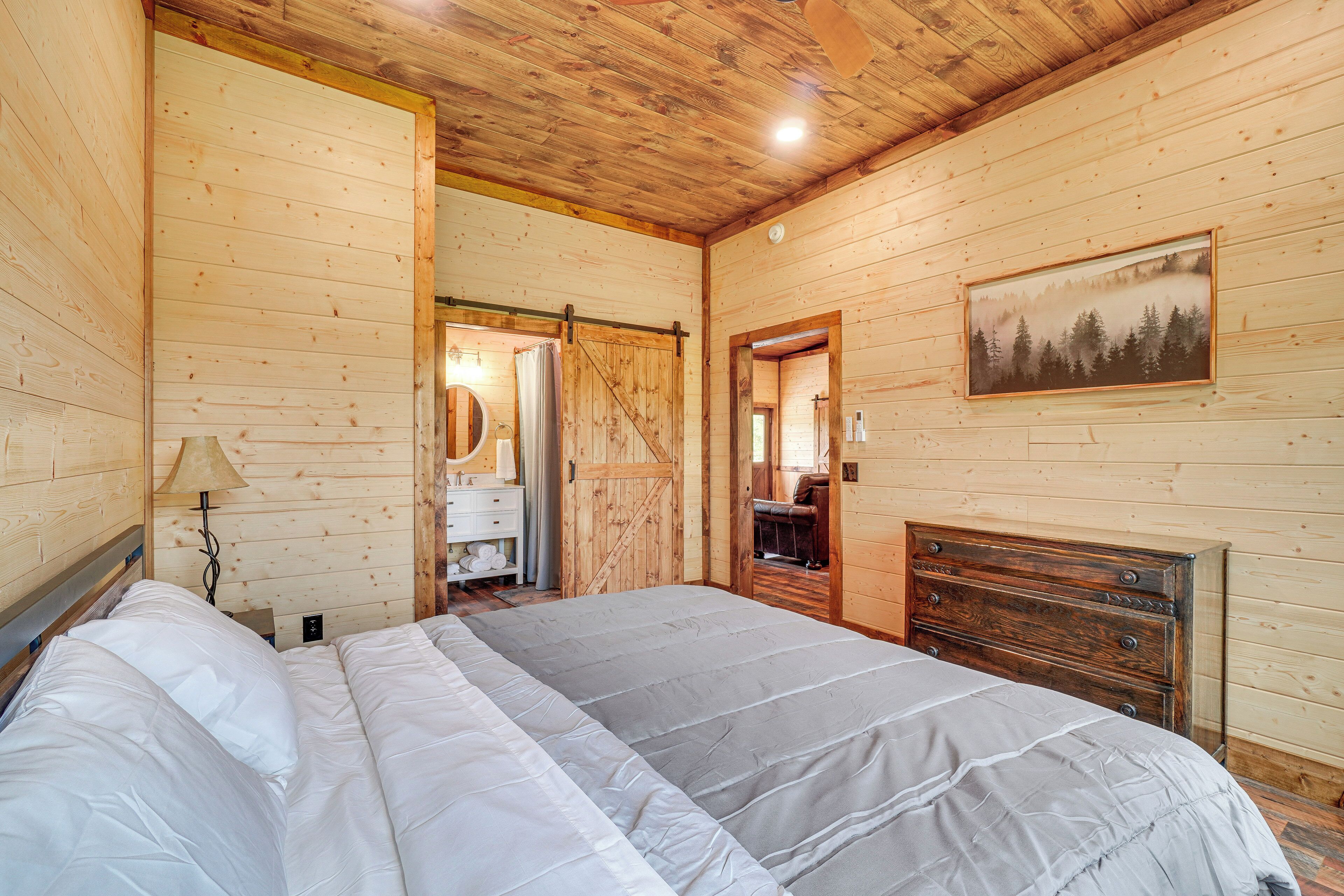 2 bedrooms, internet, bed sheets
