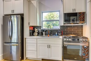 Kühlschrank, Mikrowelle, Ofen, Herdplatte