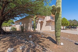 Property grounds - Catalina Pool-side Hideaway 4 Bed 3 Bath (Tucson)