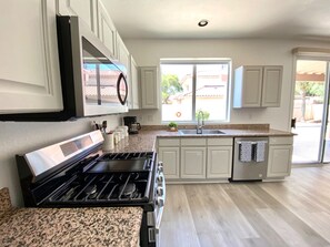 Refrigerador, microondas, horno, placa de cocina