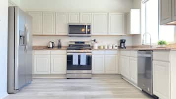 ثلاجة، ميكروويف، فرن، موقد طهي مسطح