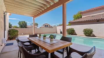 تناول الطعام بالخارج