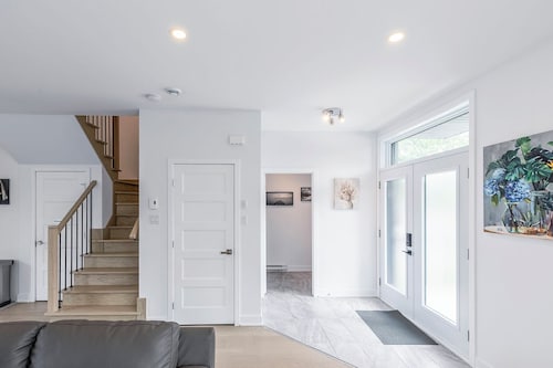 Newly Built Modern Family • 3 BR • Free Parking

