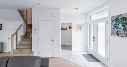 Newly Built Modern Family âą 3 BR âą Free Parking