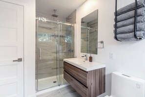 Douche, sèche-cheveux, bidet, serviettes fournies