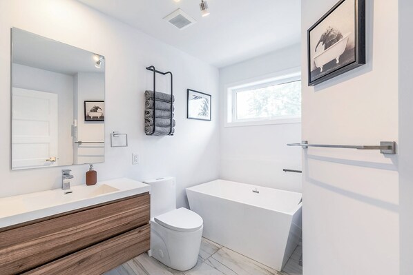 Een douche, een haardroger, een bidet, handdoeken