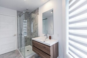 Een douche, een haardroger, een bidet, handdoeken