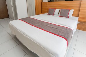 Deluxe Double Room | Free WiFi, bed sheets - Hotel O Tower Mahakam serviced apartment Riverview Jababeka (Cikarang)