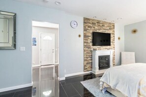 1 غرفة نوم ومكواة/لوح كي وواي فاي مجانًا وملاءات أسرّة