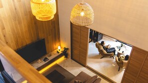 2 soverom, dundyner, senger med overmadrass og safe på rommet